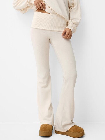 Bershka Flared Broek in Beige