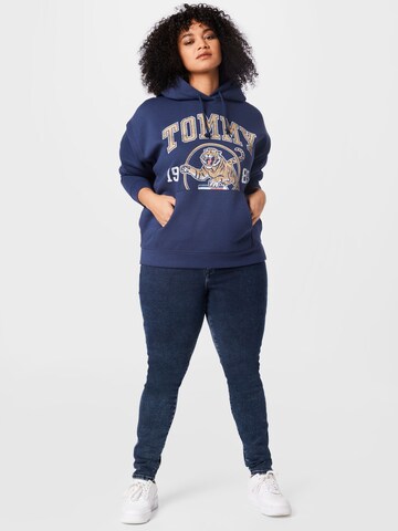 Tommy Jeans CurveSweater majica 'COLLEGE TIGER' - plava boja