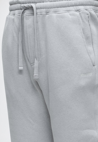 HOLLISTER Дънки Tapered Leg Панталон в сиво: отпред