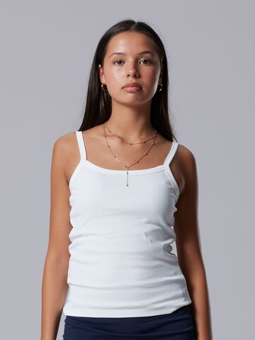 balts LMTD Topiņš 'NLFHINAJA': no priekšpuses