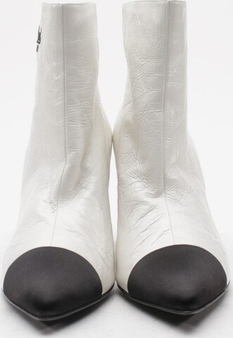 CHANEL Dress Boots in 41 in White
