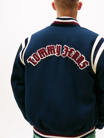 Tommy Jeans Overgangsjakke 'BEST VARSITY' i blå