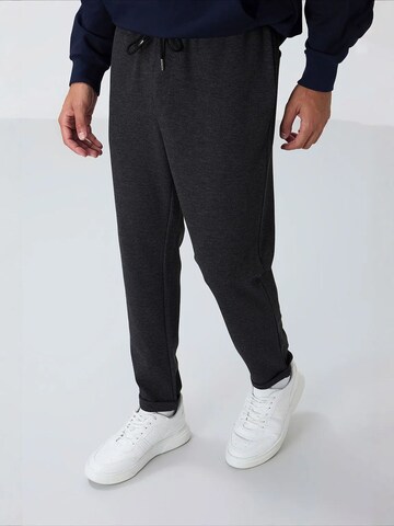 Effilé Pantalon de sport 'Jogginghose' Tommy Life en gris