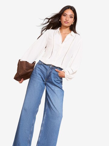 Friends Like These Блузка в Бежевый: спереди