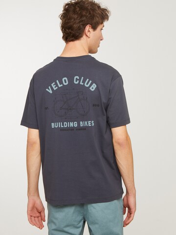 recolution T-shirt 'APOSERIS VELO CLUB' i grå: framsida