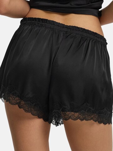 cfab (formerly creamy fabrics) Pyjamasbyxa 'Satin Shorts mit Spitze' i svart
