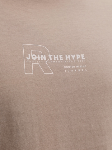 JJ Rebel Тениска 'JREBZAKI' в кафяво