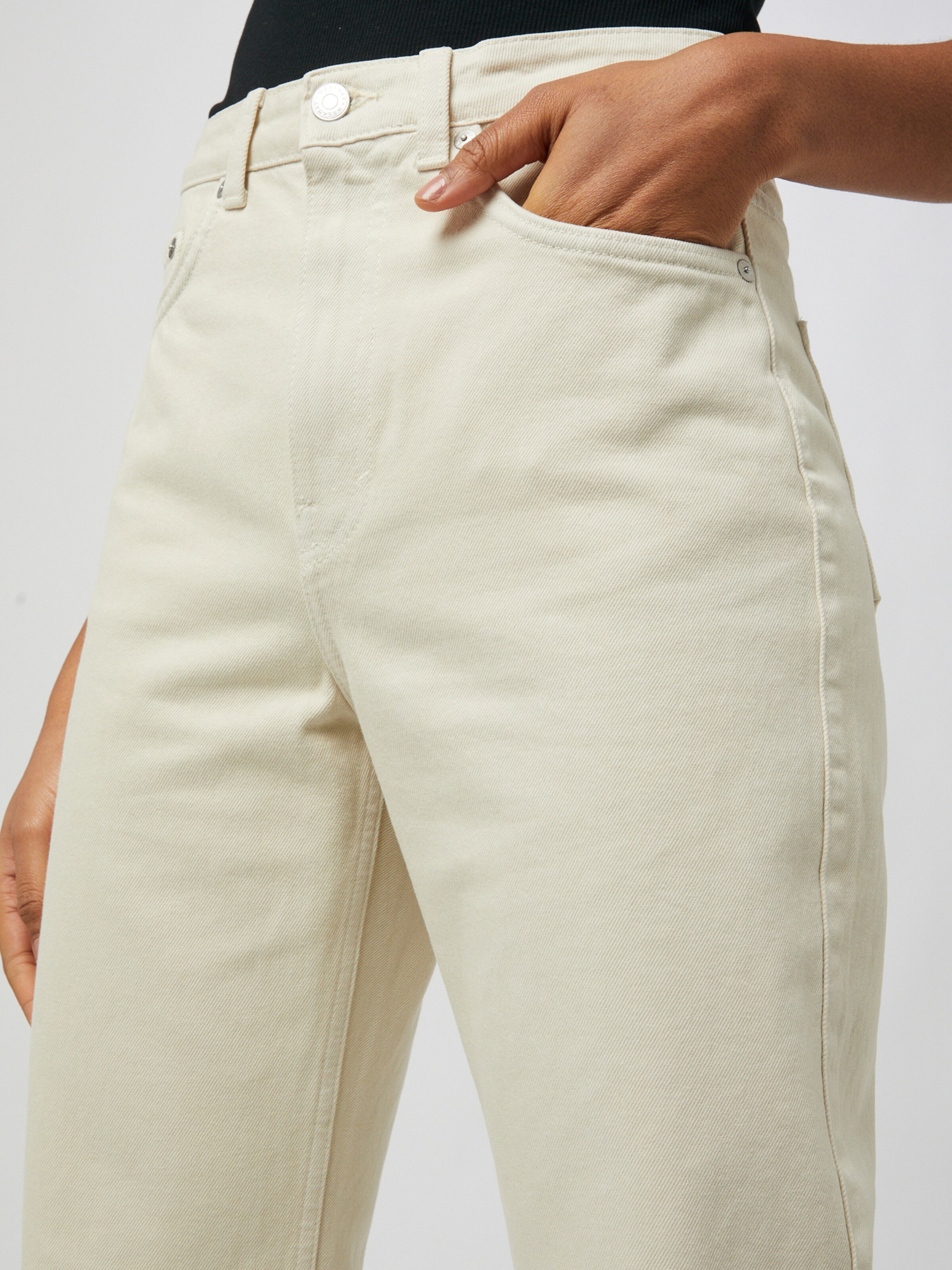 WEEKDAY Jeans Rowe Echo in Ecru WEEKDAY Jeans Rowe Echo in Ecru