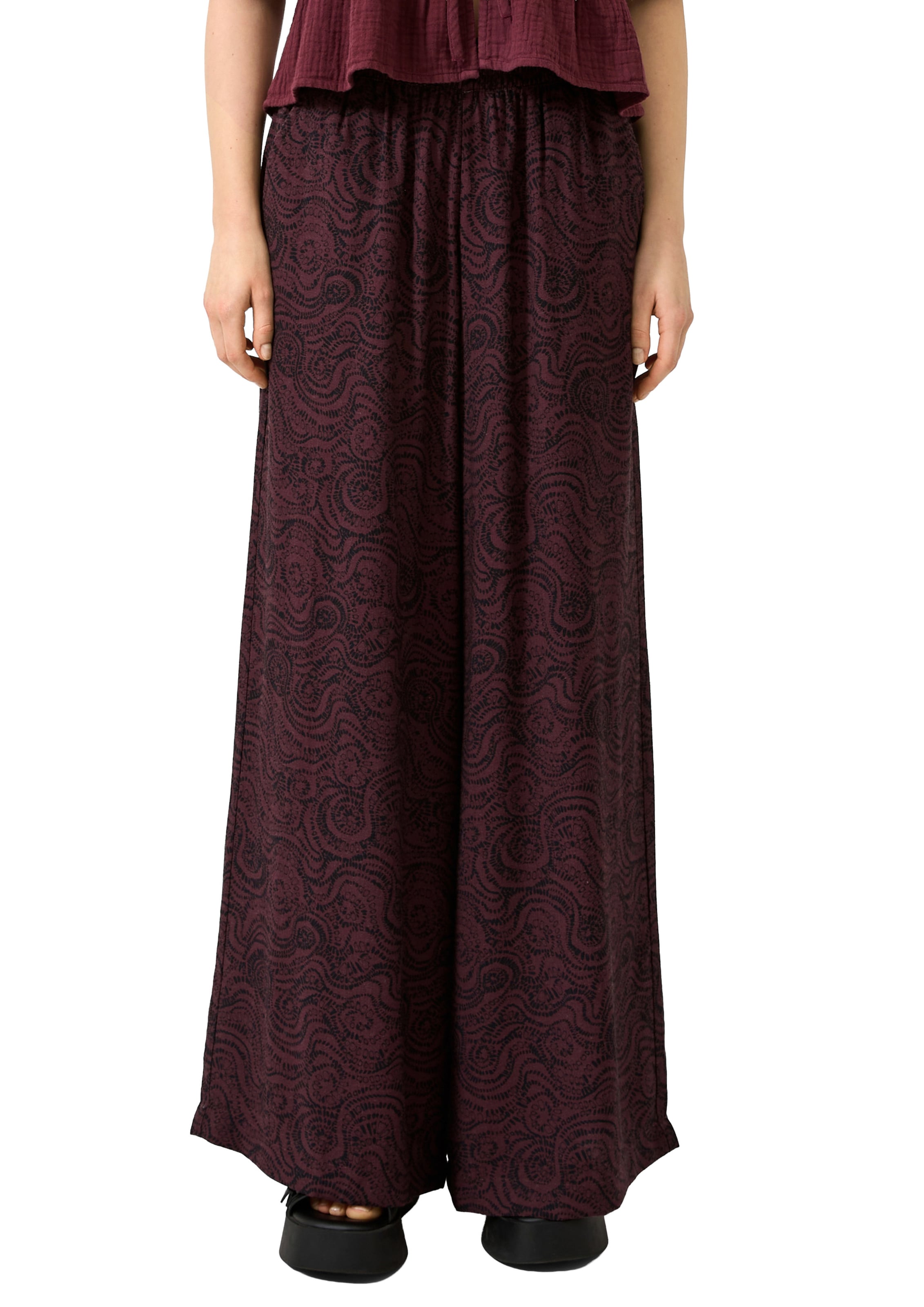 QS Loose fit Trousers in Red: front