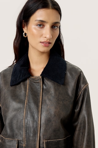 SOAKED IN LUXURY Tussenjas in Bruin