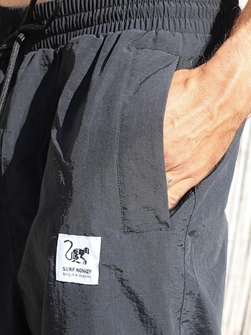 Surf Monkey - Loosefit Pantalón funcional en negro
