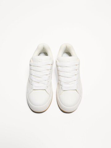 Sneaker bassa di Bershka in bianco