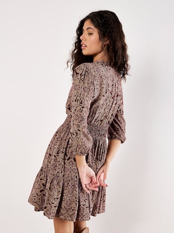 Robe Apricot en rouge