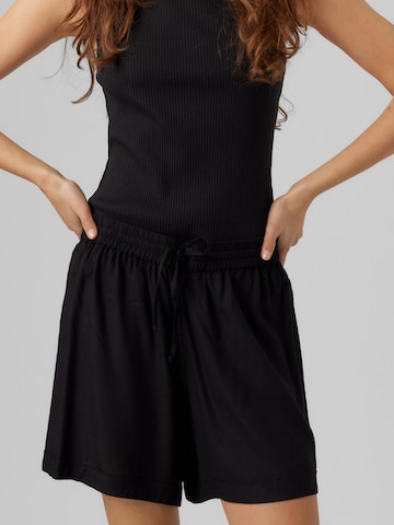 regular Pantaloni 'Bumpy' di Vero Moda Tall in nero