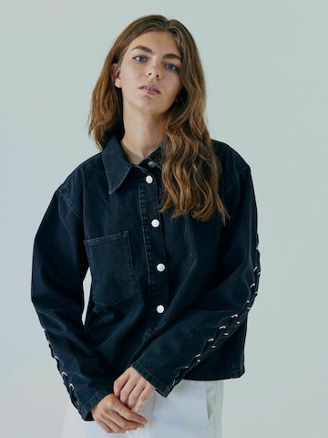 NORR Shirt ' Kenzie ' in Schwarz: Vorderseite