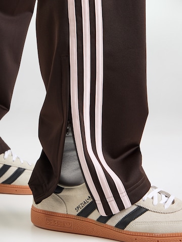 ADIDAS ORIGINALS Normalny krój Spodnie 'FIREBIRD' w kolorze brązowy