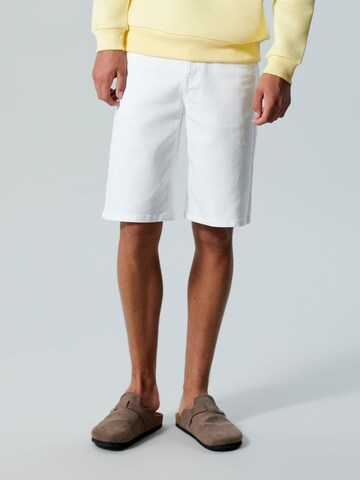 LMTD Regular Trousers in White: front