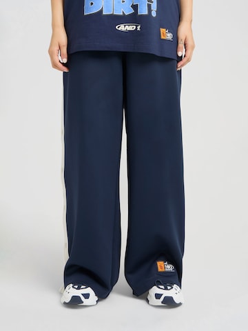 AND1 Voľný strih Nohavice 'Retro' - Modrá: predná strana