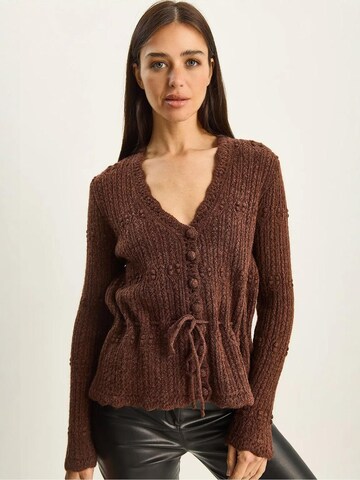 Bianco Lucci - Casaco de malha em castanho