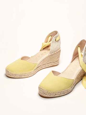 Sandalo 'Alpargata Cuña 7 cm' di Alhamas in giallo
