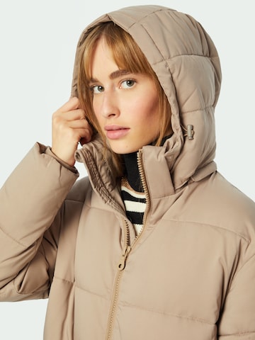 Manteau d’hiver Girlfriend Collective en marron