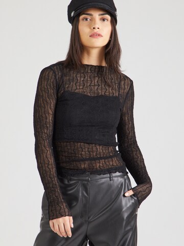 PIECES T-shirt 'PCPRIYA SANDRA' i svart: framsida
