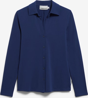 Chemisier 'Nalaannia' ARMEDANGELS en bleu : devant