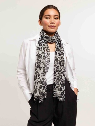 FRAAS Scarf in Black: front