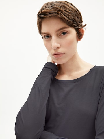 T-shirt ARMEDANGELS en gris