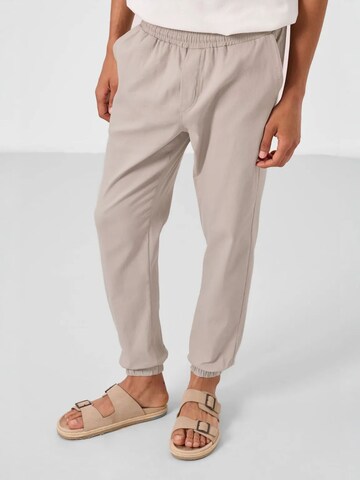 Regular Pantalon chino Tommy Life en gris