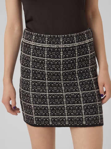 Vero Moda Petite - Falda 'KIA' en negro