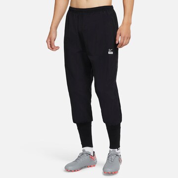 NIKE Tapered Sporthose in Schwarz: predná strana