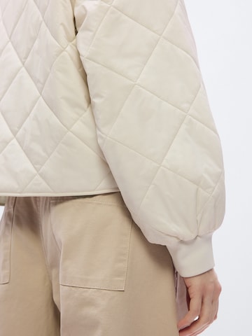 Calvin Klein Jeans Välikausitakki värissä valkoinen