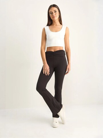 Flared Pantaloni di Bianco Lucci in nero