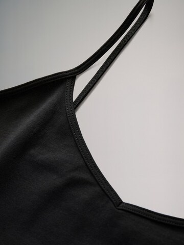 The Set Overdel i sort