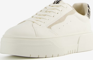 Sneaker low de la Bershka pe alb: față