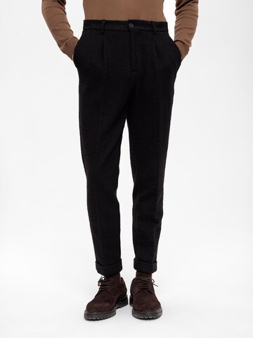 Slimfit Pantaloni con pieghe di Antioch in nero: frontale