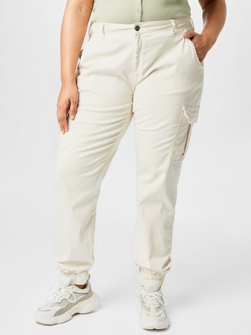 Urban Classics Tapered Cargo Pants in White: front