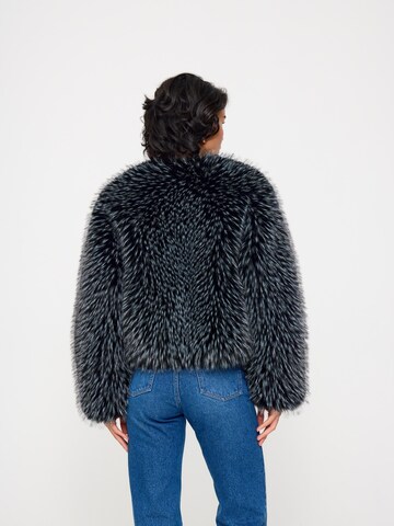 Manteau d’hiver 'Gilda Black Raccoon Faux Fur Bomber' BASSIA en noir