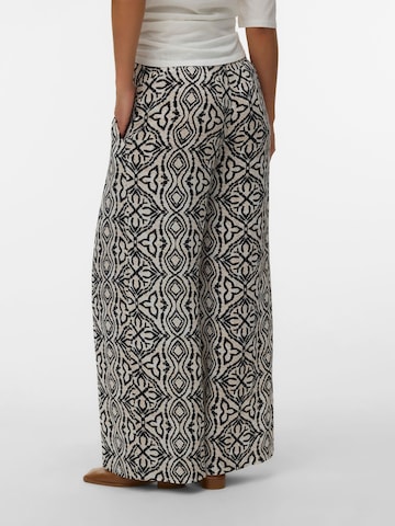 Wide leg Pantaloni di Vero Moda Maternity in bianco
