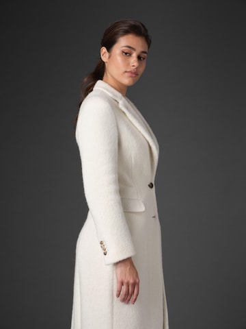 Vulto Pitkä talvitakki 'White Alpaca Coat' värissä valkoinen