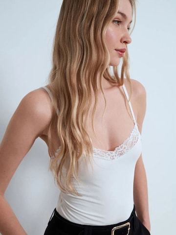 Dilvin Top in White: front