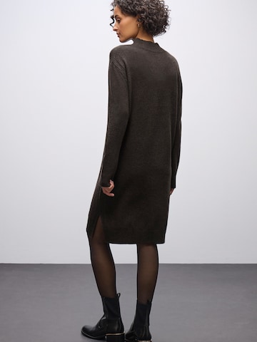 STREET ONE Strickkleid in Braun