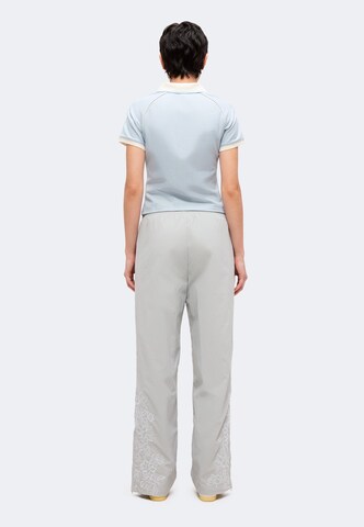 ADIDAS ORIGINALSWide Leg/ Široke nogavice Hlače 'Firebird' - siva boja