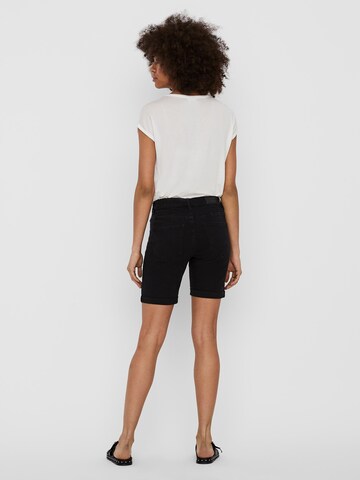 VERO MODA Slimfit Shorts 'Hot Seven' in Schwarz