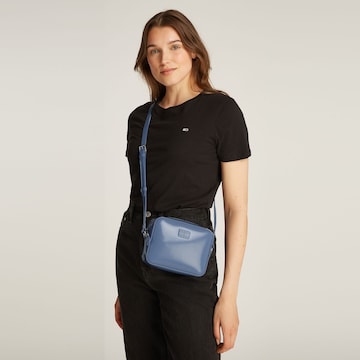 Tommy Jeans Umhängetasche 'Must ' in Blau: Vorderseite