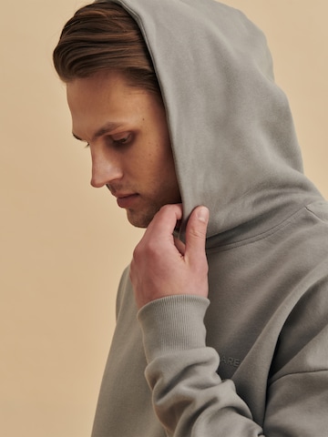 DAN FOX APPAREL Sweatshirt 'Sebastian' in Grau