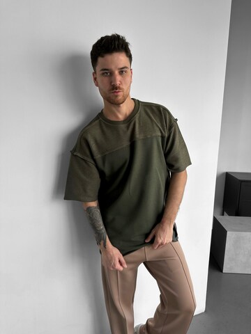 T-Shirt 'Oversize Seam Detail T-shirt - Khaki' Kleidermafia en vert : devant
