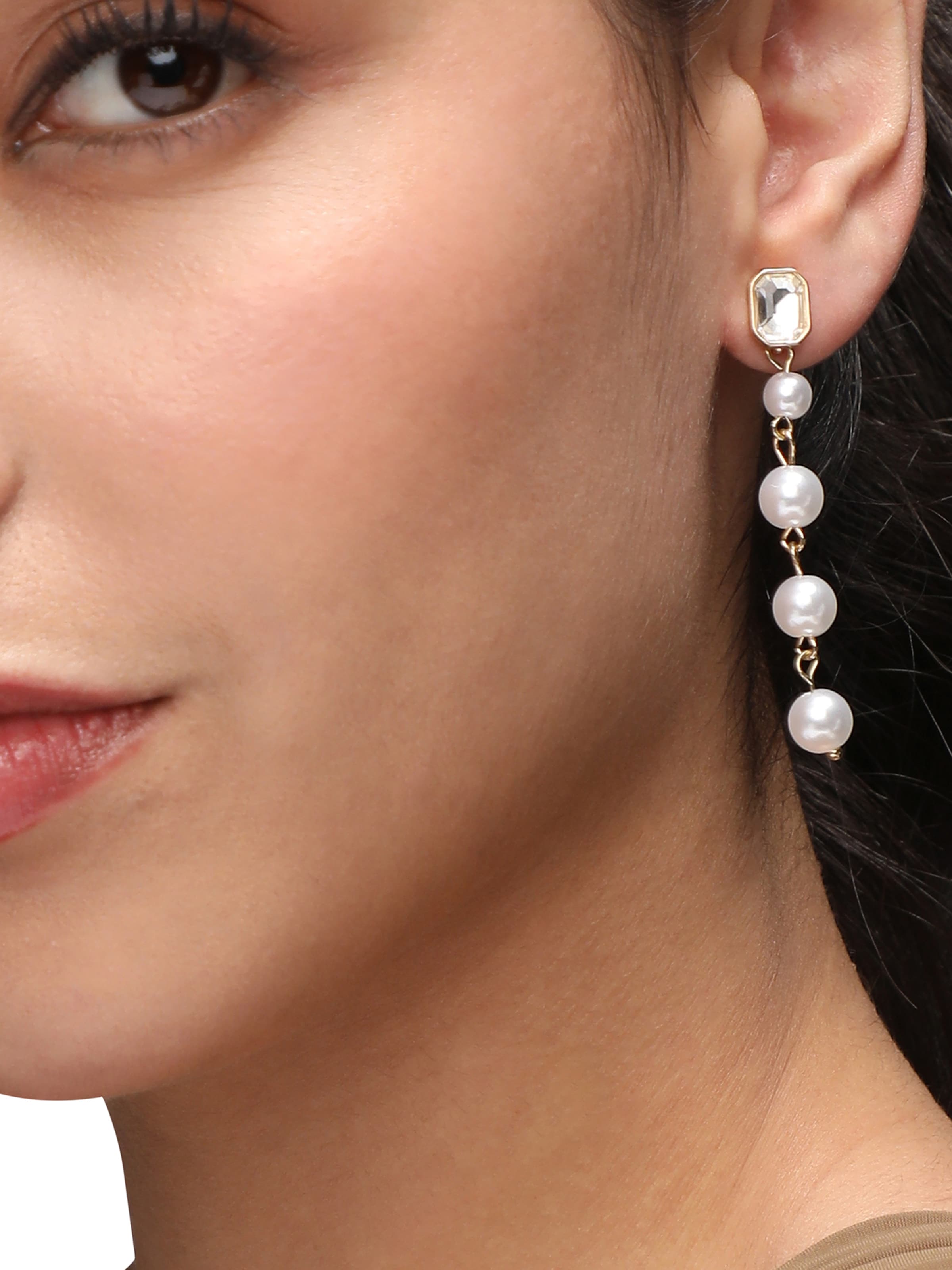 Orecchini 'Sikha' di SOHI in bianco: frontale