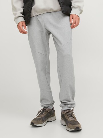 Effilé Pantalon JACK & JONES en gris : devant